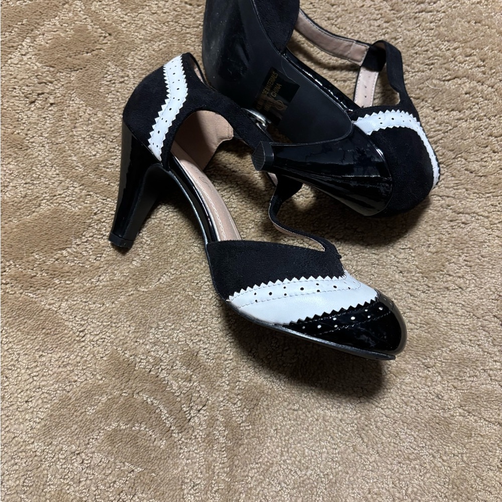 Cambridge select t-strap wingtip cutout mid heel dress pump, sz 6.5. - Picture 6 of 7